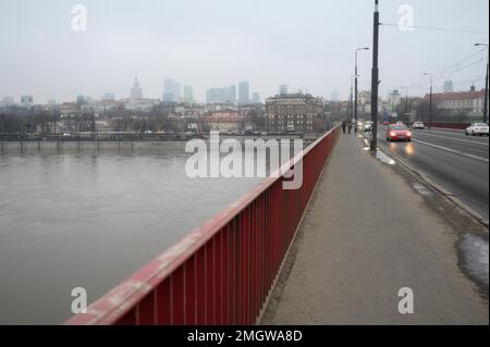 Varsavia, Polonia. 25th Jan, 2023. Il traffico è visto sul ponte Slasko-Dabrowski sul fiume Vistola con lo skyline del centro della città visto sullo sfondo a Varsavia, Polonia, il 26 gennaio 2022. Più di 500 idee sono state presentate dai cittadini per il bilancio partecipativo annuale della città di Varsavia. Ogni anno, dal 2015, ai cittadini viene offerta la possibilità di presentare proposte di progetti purché siano sostenuti da almeno altri 20 abitanti. (Foto di Jaap Arriens/Sipa USA) Credit: Sipa USA/Alamy Live News Foto Stock