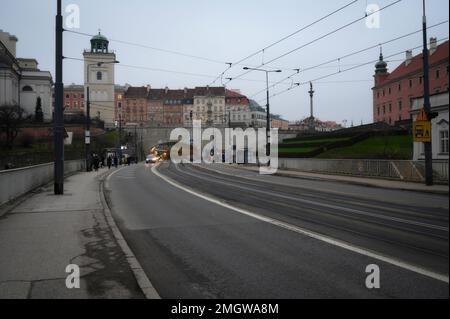 Varsavia, Polonia. 25th Jan, 2023. Il traffico si vede passare attraverso un tunnel sotto la Città Vecchia a Varsavia, Polonia, il 26 gennaio 2022. Più di 500 idee sono state presentate dai cittadini per il bilancio partecipativo annuale della città di Varsavia. Ogni anno, dal 2015, ai cittadini viene offerta la possibilità di presentare proposte di progetti purché siano sostenuti da almeno altri 20 abitanti. (Foto di Jaap Arriens/Sipa USA) Credit: Sipa USA/Alamy Live News Foto Stock