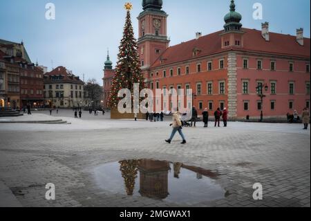 Varsavia, Polonia. 25th Jan, 2023. La gente è vista sulla Piazza del Castello reale a Varsavia, Polonia il 26 gennaio 2022. Più di 500 idee sono state presentate dai cittadini per il bilancio partecipativo annuale della città di Varsavia. Ogni anno, dal 2015, ai cittadini viene offerta la possibilità di presentare proposte di progetti purché siano sostenuti da almeno altri 20 abitanti. (Foto di Jaap Arriens/Sipa USA) Credit: Sipa USA/Alamy Live News Foto Stock