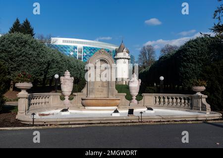 DuPont Hospital for Children visto da Nemours Mansion and Gardens., Wilmington, DE, USA Foto Stock