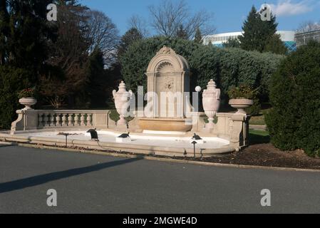 DuPont Hospital for Children visto da Nemours Mansion and Gardens., Wilmington, DE, USA Foto Stock