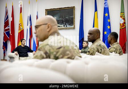 CONSTANTA - Wopke Hoekstra, Ministro degli Affari Esteri durante la sua visita all'Aeroporto Internazionale Mihail Kogalniceanu. Il ministro parla con il comandante e riceve una spiegazione sugli esercizi militari. ANP KOEN VAN WEEL netherlands out - belgium out Foto Stock