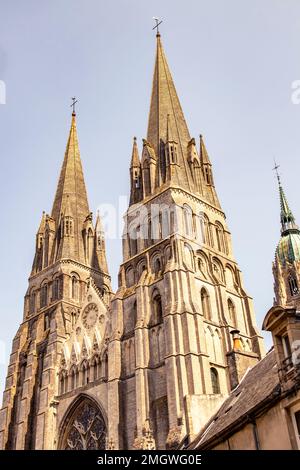 Cattedrale di Notre-Dame de Bayeux visto dal centro della città. Calvados. Foto Stock