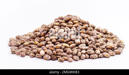 Fagioli del Rajado, fagioli brasiliani, mucchio di semi su fondo bianco isolato, cibo tipico brasiliano Foto Stock