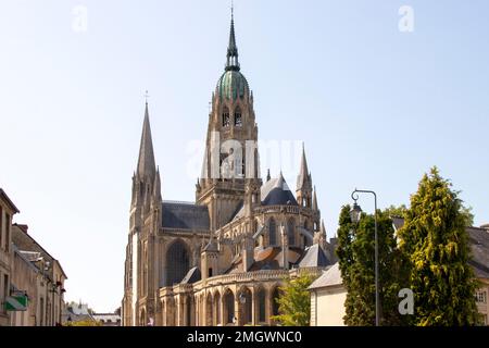 Cattedrale di Notre-Dame de Bayeux visto dal centro della città. Calvados. Foto Stock