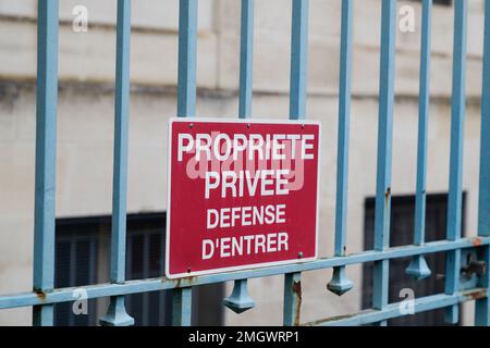 propriete privee Defense d'entrer significa in francese Private Property Sign proibito di entrare in gate acciaio portale Foto Stock