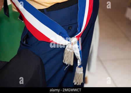 Sciarpa tricolore bandiera francese del sindaco durante la celebrazione in Francia Foto Stock