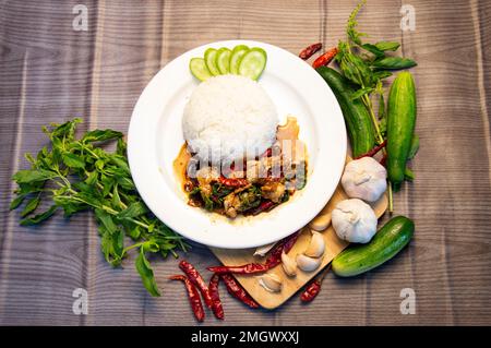 Mescolare basilico fritto, cartilagine, cibo tailandese, cibo di strada tailandese, originale tailandese Foto Stock