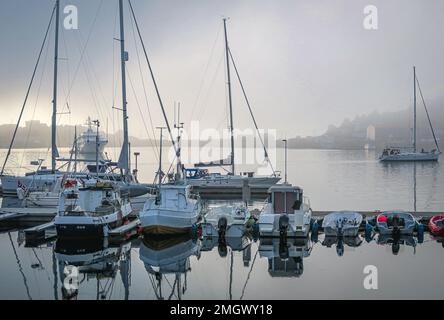 Al chiaro di luna sulle barche a vela a Reine, Moskenesøya, Isole Lofoten, Nordland, Norvegia Foto Stock