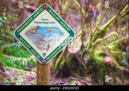 Wildlife Habitat - Freshwater Habitat segno pubblicato in un parco locale a 'si prega di tenere i cani fuori'. Metro Vancouver, B. C., Canada - orizzontale - spazio copia. Foto Stock