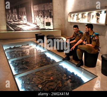 Gerusalemme, Israele. 26th Jan, 2023. I soldati israeliani siedono in una mostra di scarpe delle vittime dell'Olocausto nel Museo dell'Olocausto di Yad Vashem a Gerusalemme, un giorno prima della Giornata internazionale della memoria dell'Olocausto, giovedì 26 gennaio 2023. La Giornata internazionale della memoria sull'Olocausto commemora i sei milioni di ebrei assassinati dalla Germania nazista durante la seconda guerra mondiale Foto di Debbie Hill/ Credit: UPI/Alamy Live News Foto Stock