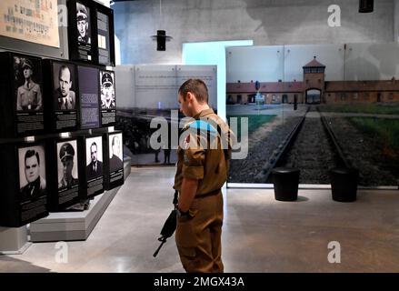 Gerusalemme, Israele. 26th Jan, 2023. Un soldato israeliano guarda una mostra al Museo dell'Olocausto di Yad Vashem a Gerusalemme, un giorno prima della Giornata internazionale della memoria dell'Olocausto, giovedì 26 gennaio 2023. La Giornata internazionale della memoria sull'Olocausto commemora i sei milioni di ebrei assassinati dalla Germania nazista durante la seconda guerra mondiale Foto di Debbie Hill/ Credit: UPI/Alamy Live News Foto Stock