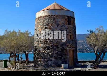 Grecia, Creta, vecchi mulini a vento costruiti in pietra a Elounda sul Mare di Creta Foto Stock