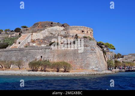 Plaka, Creta, Grecia - 10 ottobre 2022: I turisti non identificati visitano la vecchia Fortezza Veneziana Spinalonga, precedentemente usata come stazione lebbroso, ora un pop Foto Stock