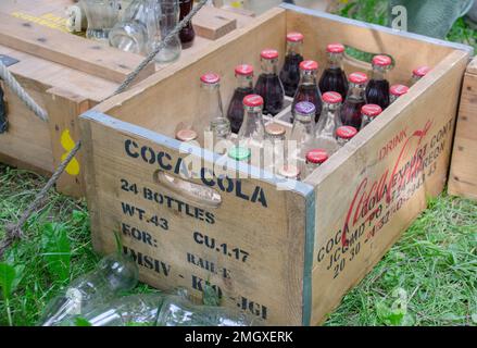 Germania 2019: Una scatola di legno con bottiglie di coka-cola Foto Stock