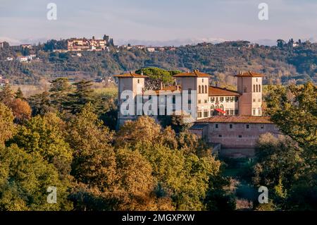 L'antica tenuta di Camugliano con sullo sfondo Treggiaia, Pisa, Italia Foto Stock