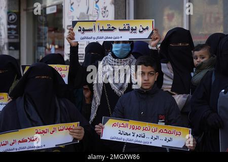 Gaza, Palestina. 26th Jan, 2023. (INT) il quadro femminista del movimento della Jihad islamica organizza uno stand-in di rabbia a Gaza. 26 gennaio 2023, Gaza, Palestina: La womenÃ¢â‚¬â„¢guida del movimento islamico della Jihad ha organizzato una posizione di rabbia e di denuncia davanti alla torre Shawa e Husari nel centro della striscia di Gaza, in denuncia dello storming del campo di Jenin, che ha provocato 8 martiri e molte ferite. (Credit Image: © Saher Elghorra/TheNEWS2 via ZUMA Press Wire) SOLO PER USO EDITORIALE! Non per USO commerciale! Credit: ZUMA Press, Inc./Alamy Live News Foto Stock