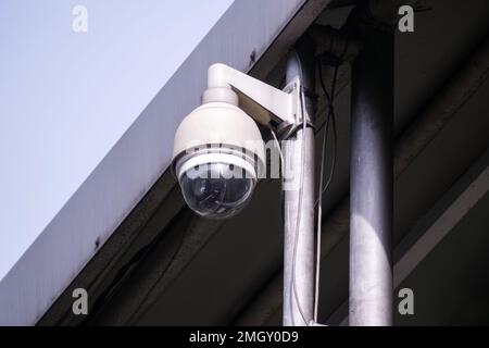 CCTV per monitorare le violazioni del traffico Foto Stock