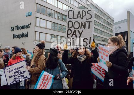 Londra, Regno Unito. 26th gennaio 2023. Picnic Chartered Society of Physiotherapy (CSP) al di fuori del St Thomas' Hospital mentre migliaia di fisioterapisti NHS vanno in sciopero. Credit: João Daniel Pereira/Alamy Live News Foto Stock
