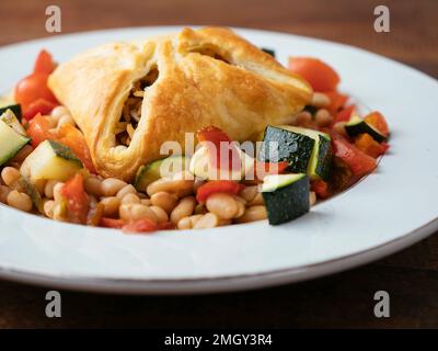 Tasche di funghi e riso con Pilaf servite su fagioli bianchi Foto Stock