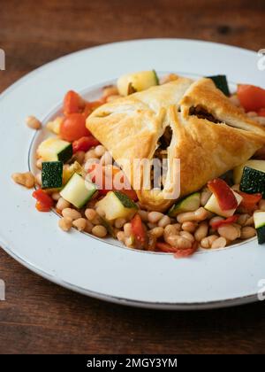 Tasche di funghi e riso con Pilaf servite su fagioli bianchi Foto Stock