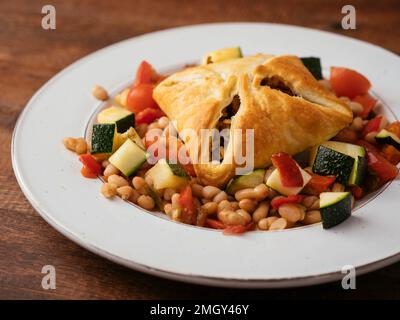 Tasche di funghi e riso con Pilaf servite su fagioli bianchi Foto Stock