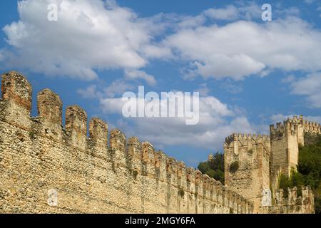 Particolare delle mura fortificate (1369) con torri merlate del Castello Scaligero medievale di Soave, Verona, Veneto, Italia Foto Stock
