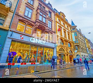 BASILEA, SVIZZERA - 1 APRILE 2022: Negozi in via dello shopping Freie nel cuore della città vecchia, il 1 aprile a Basilea Foto Stock