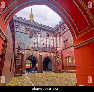 BASILEA, SVIZZERA - 1 APRILE 2022: Il cortile interno porticato del municipio di Basilea, il 1 aprile a Basilea Foto Stock