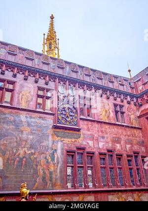 Orologio storico ornato e grande affresco sulla parete del cortile del Municipio di Basilea, Svizzera Foto Stock