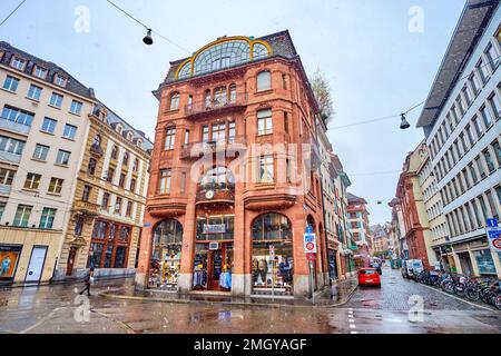 BASILEA, SVIZZERA - 1 APRILE 2022: Facciata modesta del palazzo commerciale in piazza Fischmarkt, il 1 aprile a Basilea, Svizzera Foto Stock