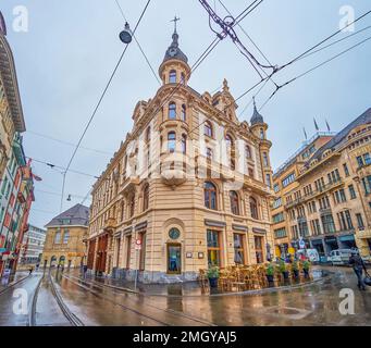 BASILEA, SVIZZERA - 1 APRILE 2022: Affascinante edificio dell'Hotel Marthof Basel in piazza Marktplatz, il 1 aprile a Basilea, Svizzera Foto Stock