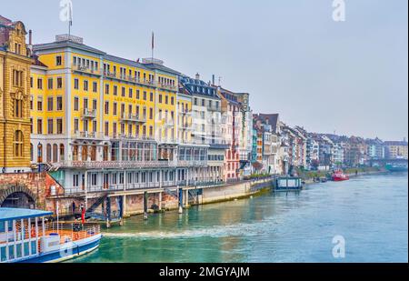 BASILEA, SVIZZERA - 1 APRILE 2022: Le case storiche lungo il fiume nel centro storico di Basilea, il 1 aprile a Basilea, Svizzera Foto Stock