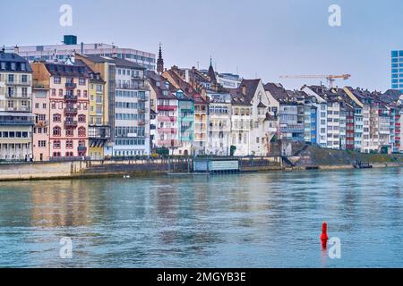 Vecchie case residenziali sul lungomare di Drei Konig-Weglein di fronte al fiume Reno a Basilea, Svizzera Foto Stock