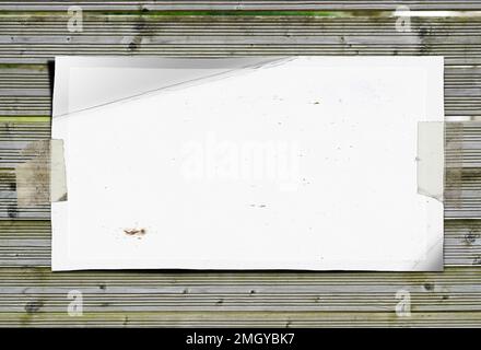 Poster con nastro adesivo bianco vuoto sulla parete della tavola di legno Foto Stock