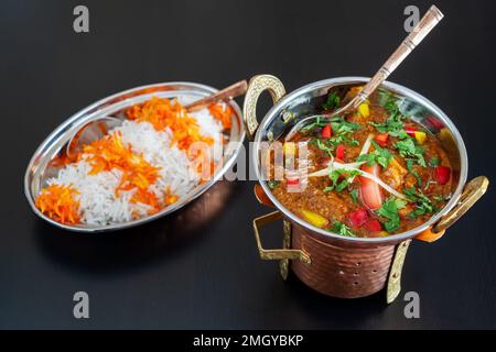 Curry tikka masala di pollo indiano con verdure e salsa in un piatto Baltico Foto Stock