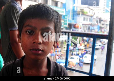 I bambini di strada noti come Tokai stanno diventando sempre più dipendenti da un nuovo farmaco chiamato “dandy”, spingendo la loro vita verso la rovina Foto Stock