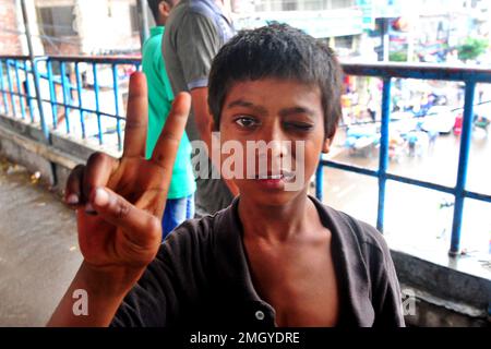 I bambini di strada noti come Tokai stanno diventando sempre più dipendenti da un nuovo farmaco chiamato “dandy”, spingendo la loro vita verso la rovina Foto Stock