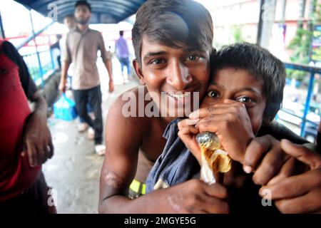 I bambini di strada noti come Tokai stanno diventando sempre più dipendenti da un nuovo farmaco chiamato “dandy”, spingendo la loro vita verso la rovina Foto Stock