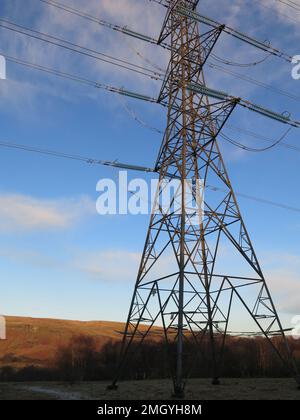 Alto traliccio elettrico o torre di trasmissione, parte dell'infrastruttura energetica nel paesaggio scozzese nella tradizionale Struttura A traliccio. Foto Stock