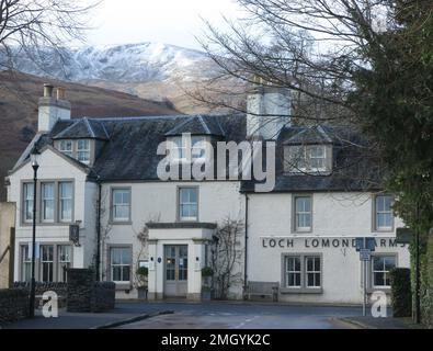 Turismo scozzese: Il Loch Lomond Arms Hotel a Luss è un'antica locanda per carrozze, che continua a fornire ospitalità e alloggi accoglienti per i turisti. Foto Stock