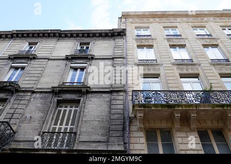 facciata dell'edificio ripulita e ripulita prima e dopo la pulizia della parete lavabile con acqua a pressione industriale nell'esterno della facciata della città Foto Stock