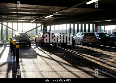 auto parcheggiate in un parcheggio a più piani, norfolk, inghilterra Foto Stock