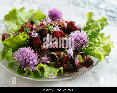 Insalata di barbabietole con fiori di erba cipollina Foto Stock