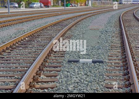 Contrassegno del treno sul primo piano della pista ferroviaria Foto Stock