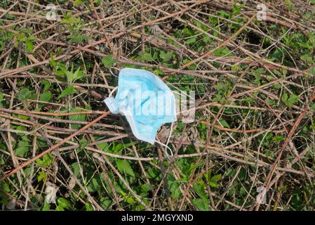 maschera chirurgica monouso con fasce elastiche catturate in un preambolo Foto Stock