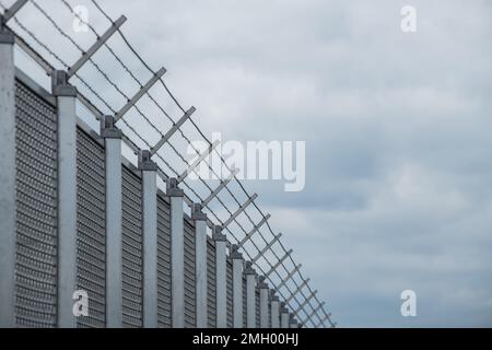 SYMBOL - 06 maggio 2019, Hesse, Francoforte sul meno: All'aeroporto di Francoforte si vede una recinzione in rete metallica contro un cielo nuvoloso. Foto: Silas Stein/dpa Foto Stock