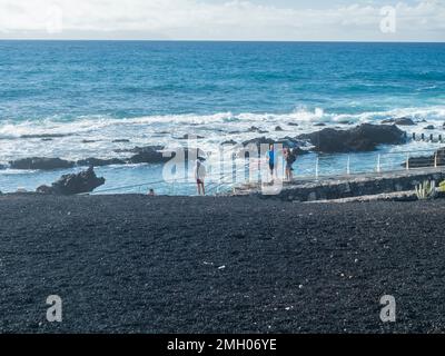 Alcala, Tenerife, Isole Canarie, Spagna, dicembre 20, 2021: Piscina di roccia marina naturale presso il Gran Melia Palacio de Isora Resort, presso il villaggio di Alcala sul Foto Stock