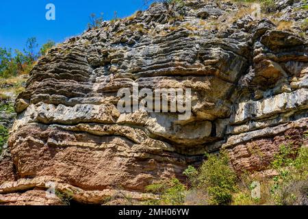 Ammira le formazioni geologiche della gola del fiume Boljetin nella Serbia orientale Foto Stock