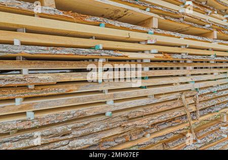 Accatastato legno nella segheria in primo piano Foto Stock